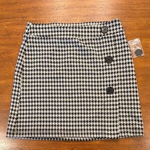 Olive & Oak Black and White Houndstooth Mini Skirt